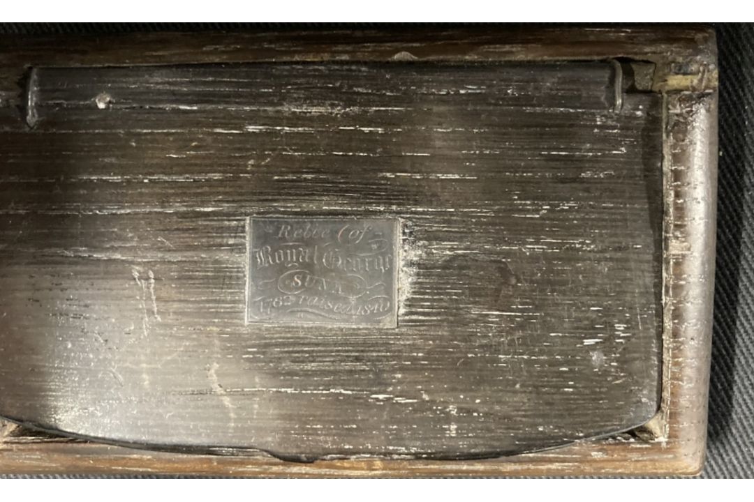 Treen Collectables: Marine art of R.M.S. Royal George, 19th cent. Snuff box bearing a copper - Image 2 of 2