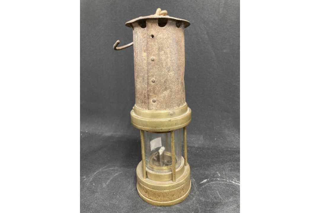 Miners Safety Lamps: Early 20th cent. Evan Thomas & Williams, Aberdare, No. 1079, stamped 1003 on - Image 3 of 3