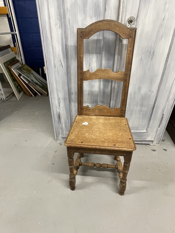 19th cent. Oak country chairs, shaped top rail, open backs with shaped bar across solid seats,