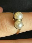 Jewellery: Yellow metal crossover ring set with two cultured pearls, tests as 9ct gold. Ring size