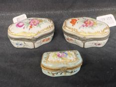 19th cent. Objects of Virtu: Porcelain lidded snuff box decorated with floral design, metal