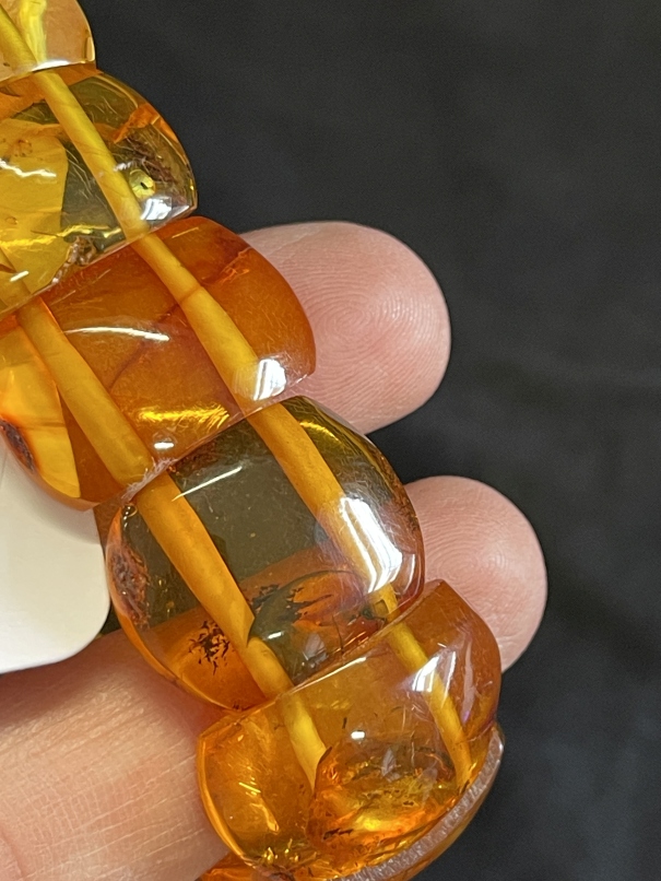 Jewellery: Bangle consisting of thirteen 25.5mm x 20mm amber links. - Image 3 of 4