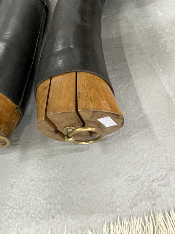 Equestrian: 20th cent. Leather riding boots, complete with wooden trees. (1 pair) - Image 2 of 2