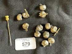 Jewellery: Yellow metal stock pin terminated with a thistle tests as 9ct gold. Weight 1.3g. Plus