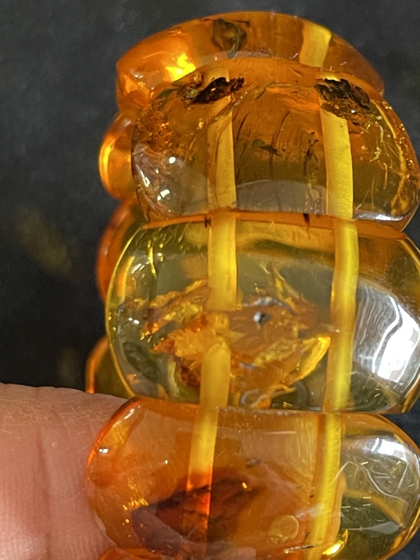 Jewellery: Bangle consisting of thirteen 25.5mm x 20mm amber links. - Image 2 of 4