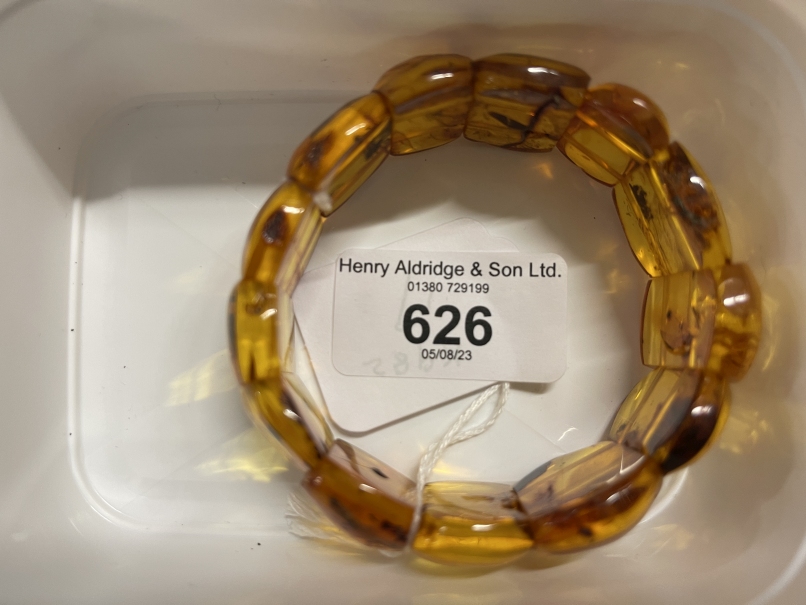 Jewellery: Bangle consisting of thirteen 25.5mm x 20mm amber links. - Image 4 of 4