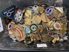 Badges: Enamel lapel and pin badge for the Scout Movement and cloth badges, Girl Guides, Lawn Bowls,