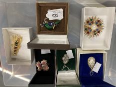 20th cent. Costume Jewellery: A parrot brooch in green enamel plus five other items of costume