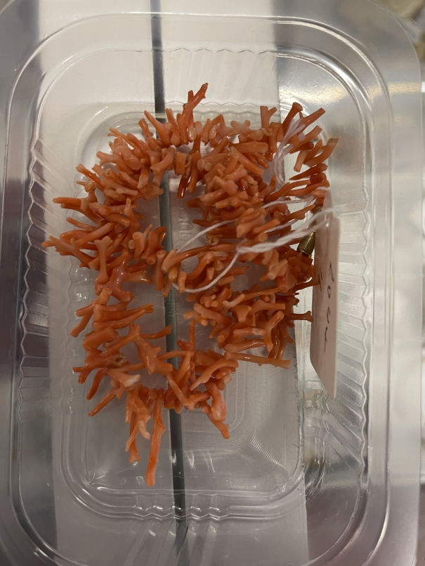 Jewellery: Necklet of sixty-nine graduated oval amber beads, ranging from 30mm x 21mm to 10mm x 4mm. - Image 3 of 3