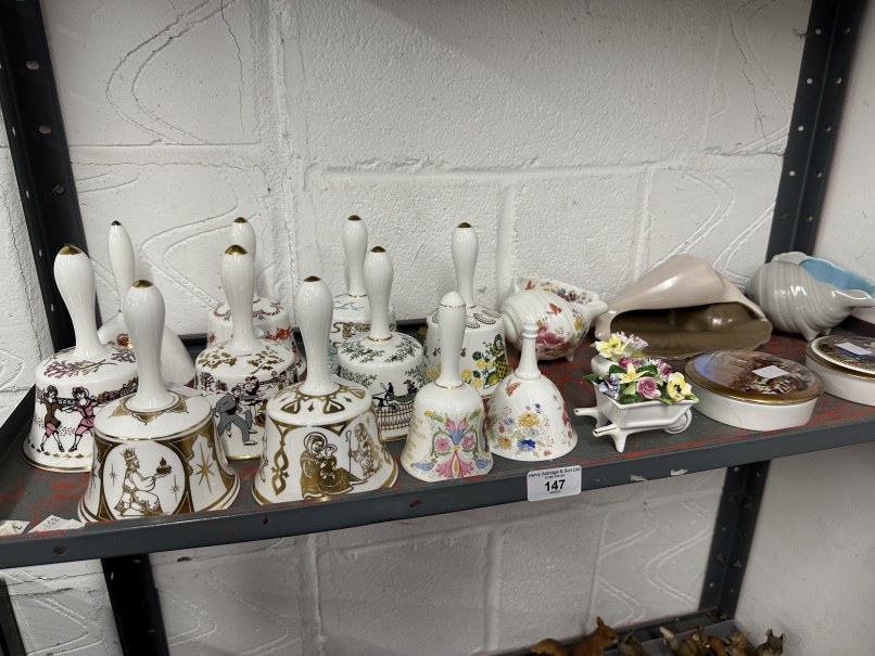 20th cent. Ceramics: Collection of bells Hammersley Mary Mary, Ebb Tide, green/gold Christmas
