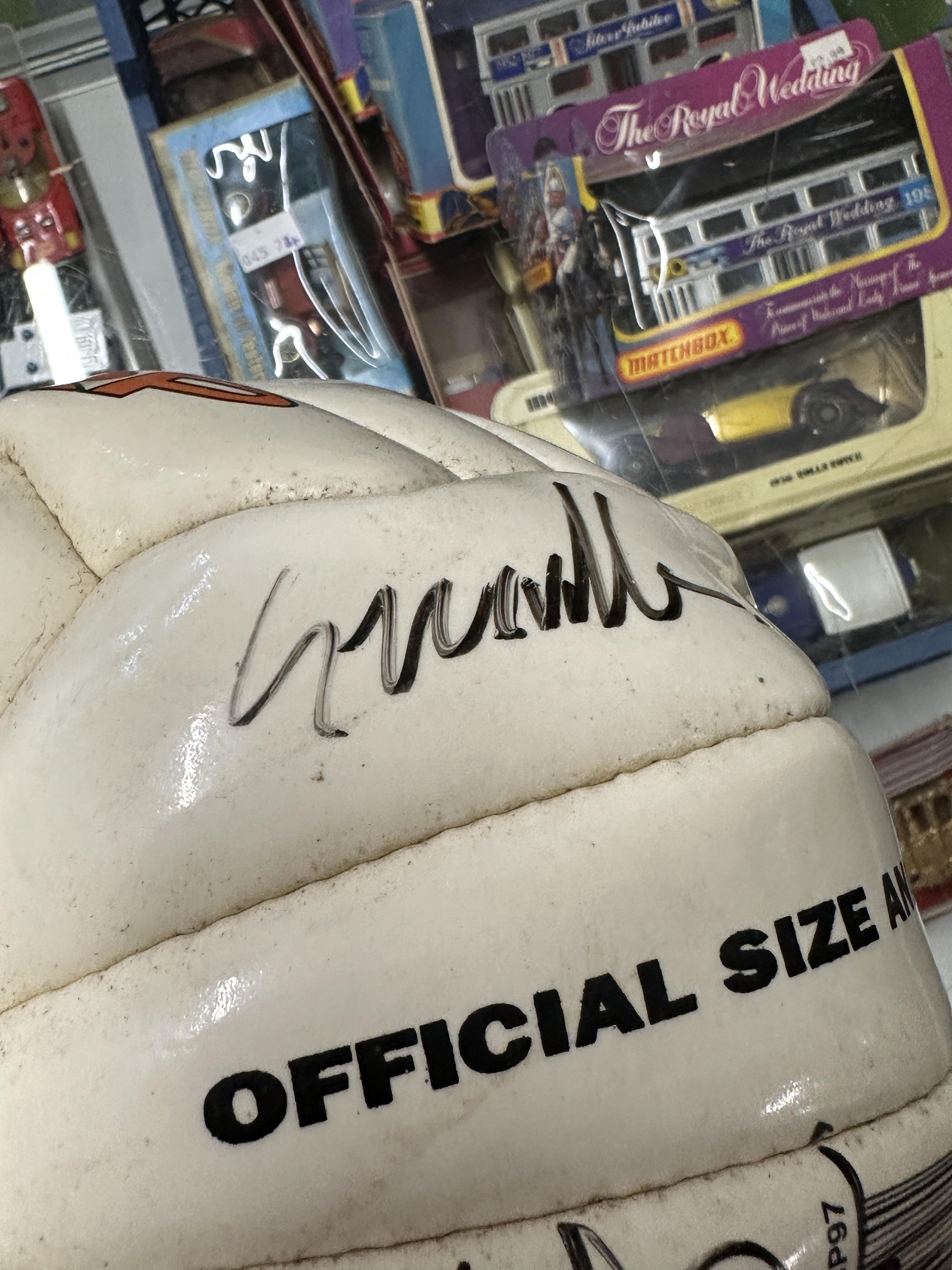 Sports Memorabilia: Manchester United football late 1990s/early 2000s signed by Sir Alex Ferguson - Image 4 of 4