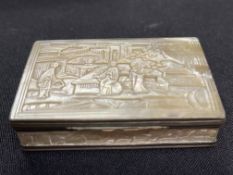 19th cent. Chinese mother of pearl and silver mounted snuff box of rectangular form, engraved with