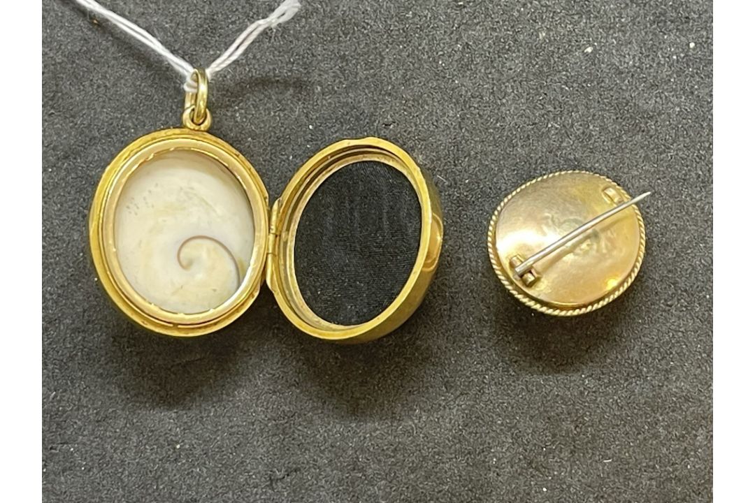 Jewellery: Yellow metal oval hinged locket set with multicoloured agate and an oval brooch - Image 3 of 3