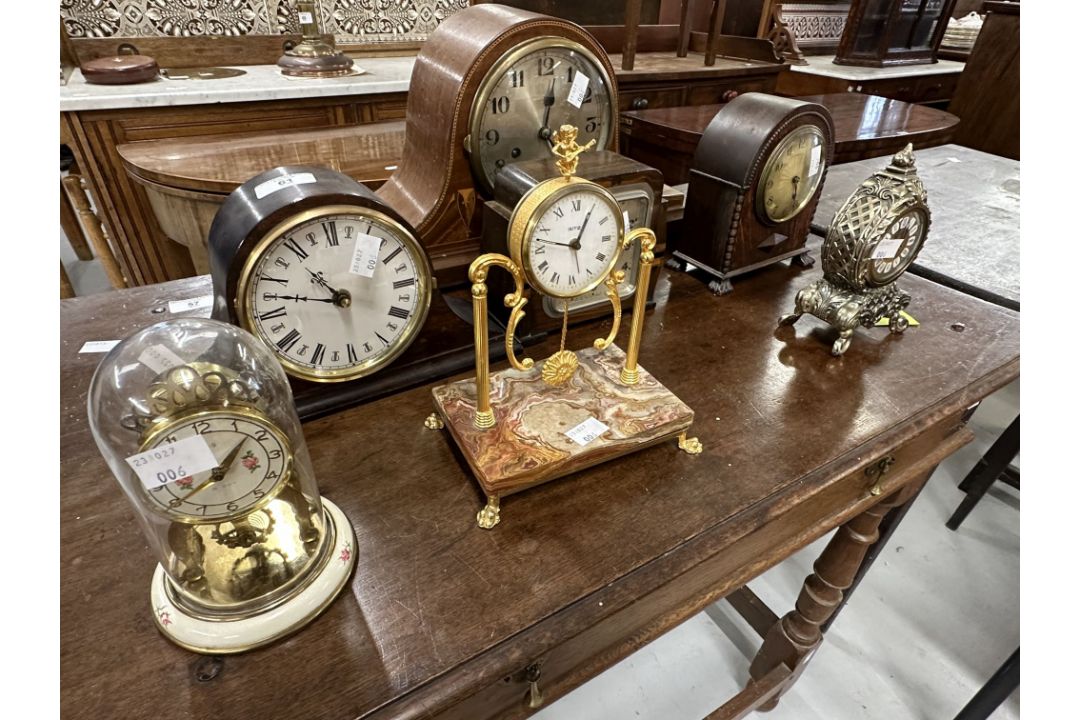 Early to mid 20th cent. Mahogany cased Napoleon hat shaped mantel clock with inlaid stringing, and a