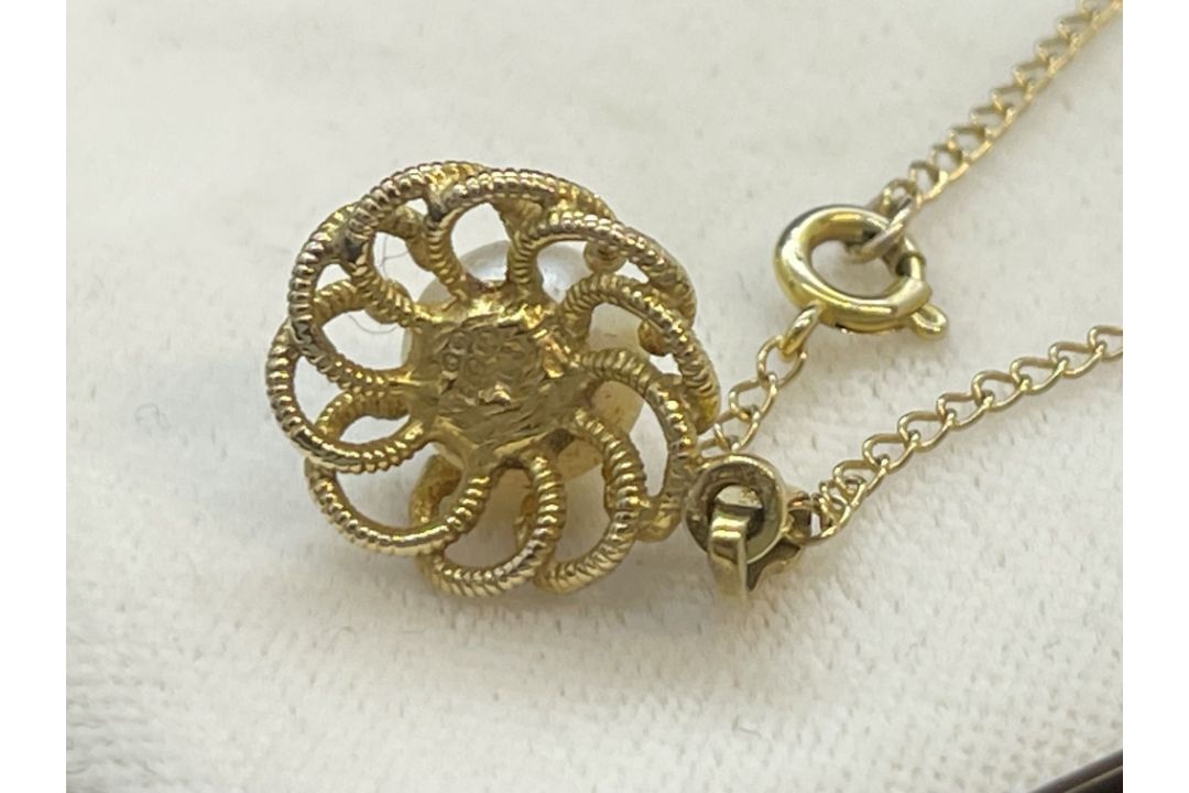 Jewellery: 9ct gold chain (18ins) with a pearl pendant attached, size of cultured pearl 7mm. - Image 3 of 3