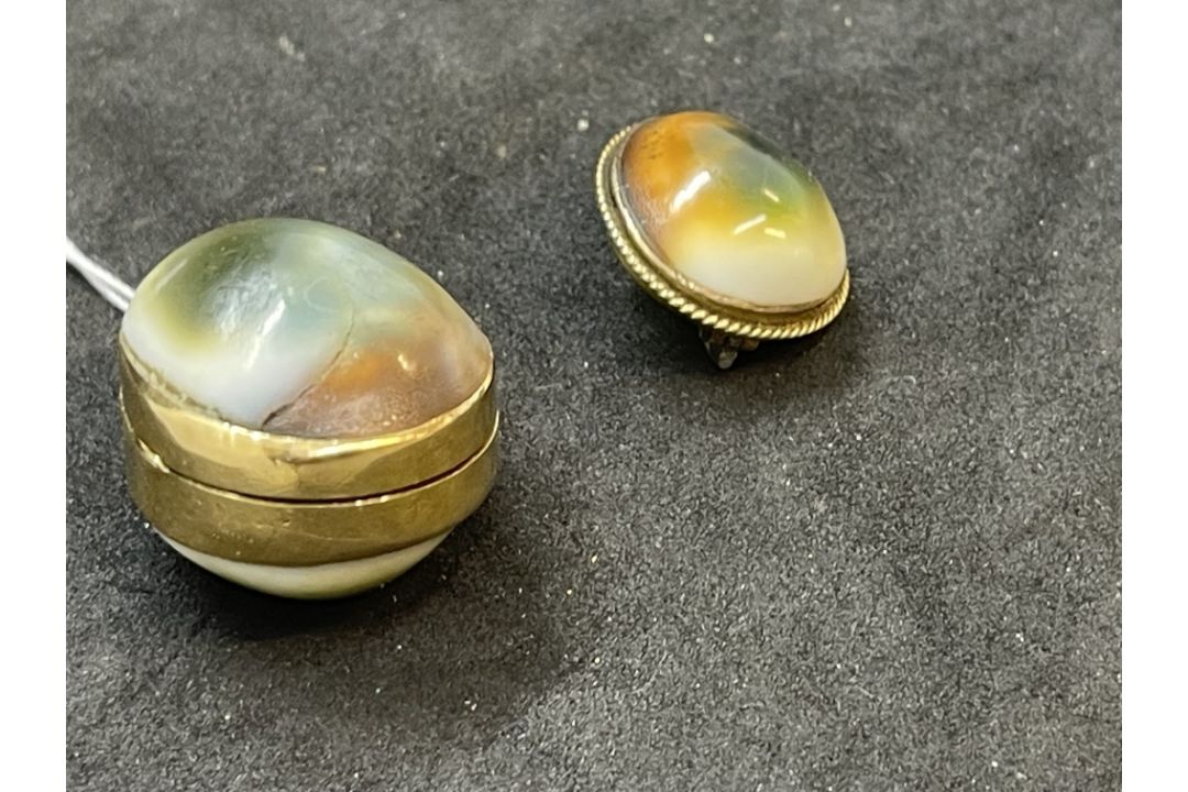 Jewellery: Yellow metal oval hinged locket set with multicoloured agate and an oval brooch - Image 2 of 3