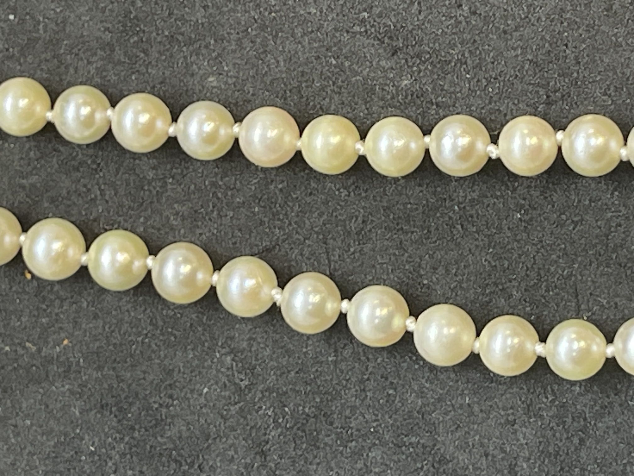 Jewellery: Pair of necklets one of 5.5mm cultured pearls with 9ct snap, 16ins, the other 6mm agate - Image 3 of 3