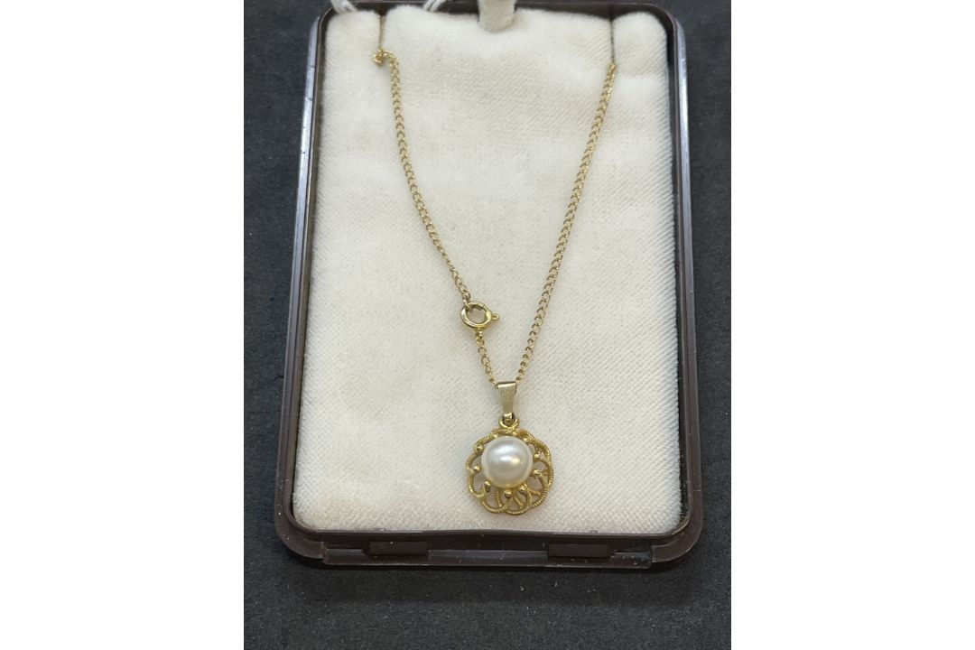 Jewellery: 9ct gold chain (18ins) with a pearl pendant attached, size of cultured pearl 7mm. - Image 2 of 3