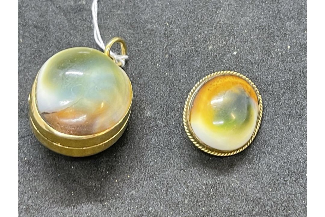 Jewellery: Yellow metal oval hinged locket set with multicoloured agate and an oval brooch - Image 1 of 3