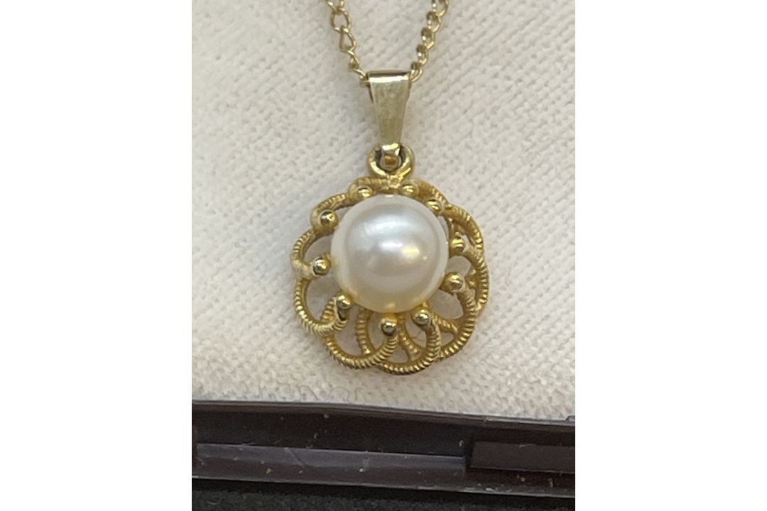 Jewellery: 9ct gold chain (18ins) with a pearl pendant attached, size of cultured pearl 7mm. - Image 1 of 3