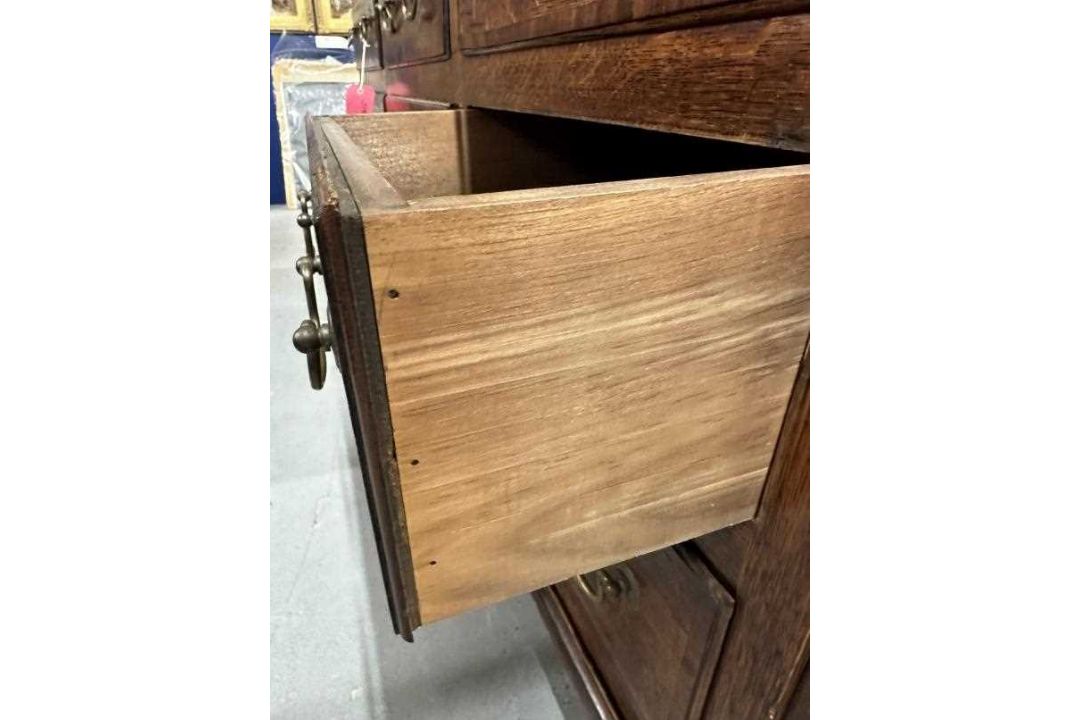 Furniture: - Image 6 of 6
