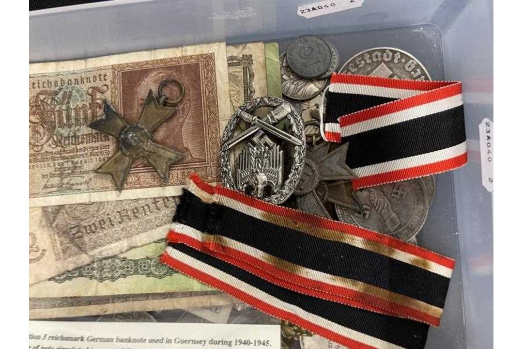 Militaria: - Image 2 of 3