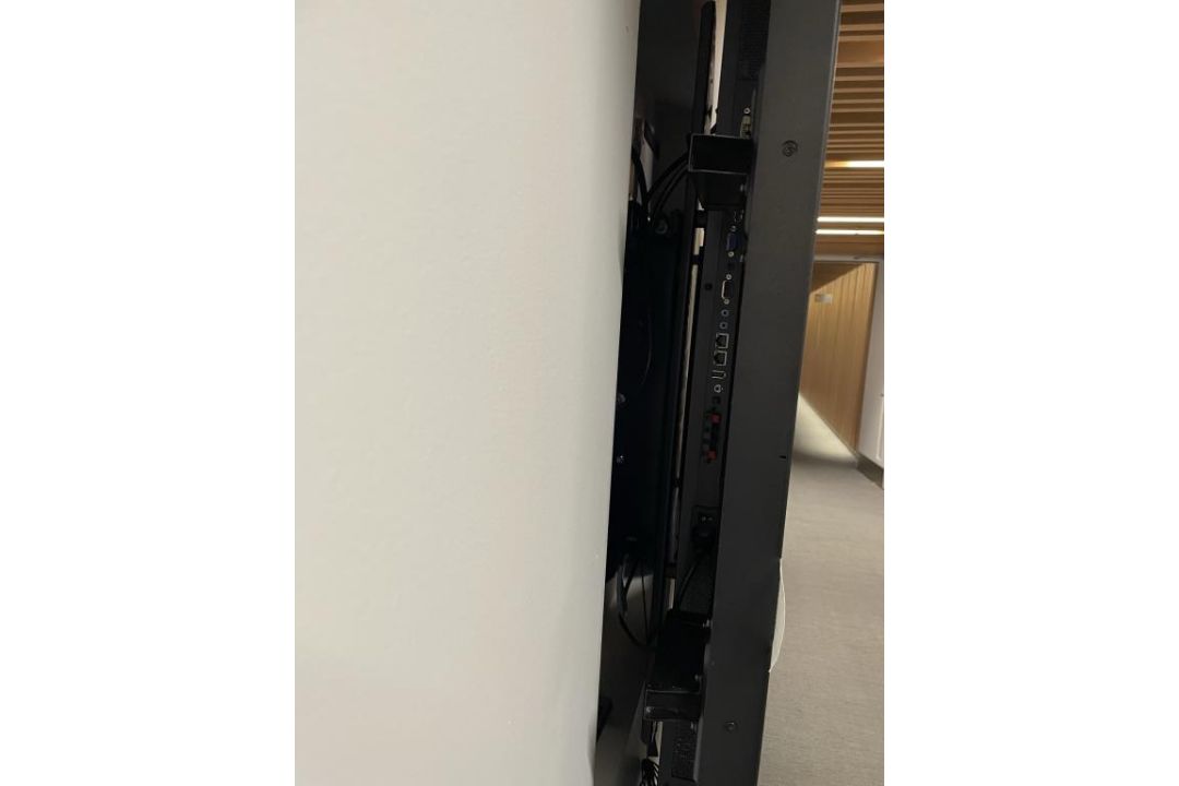 (2qty) NEC 70" Multisync P703 Display's - Image 2 of 5