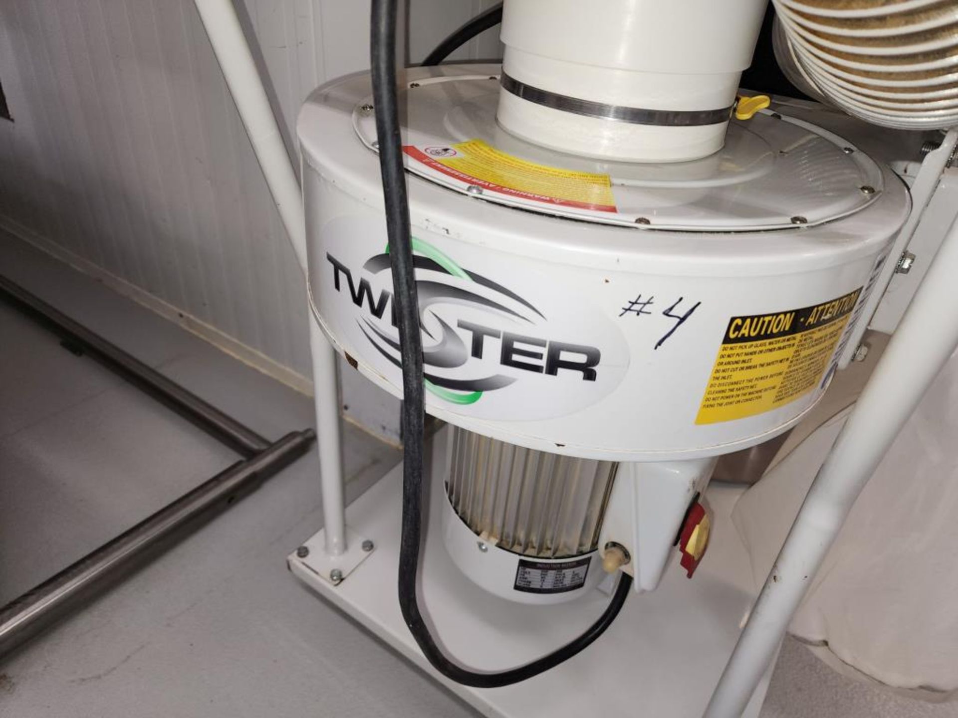 Twister Leaf Collector With Hoses - Image 3 of 9