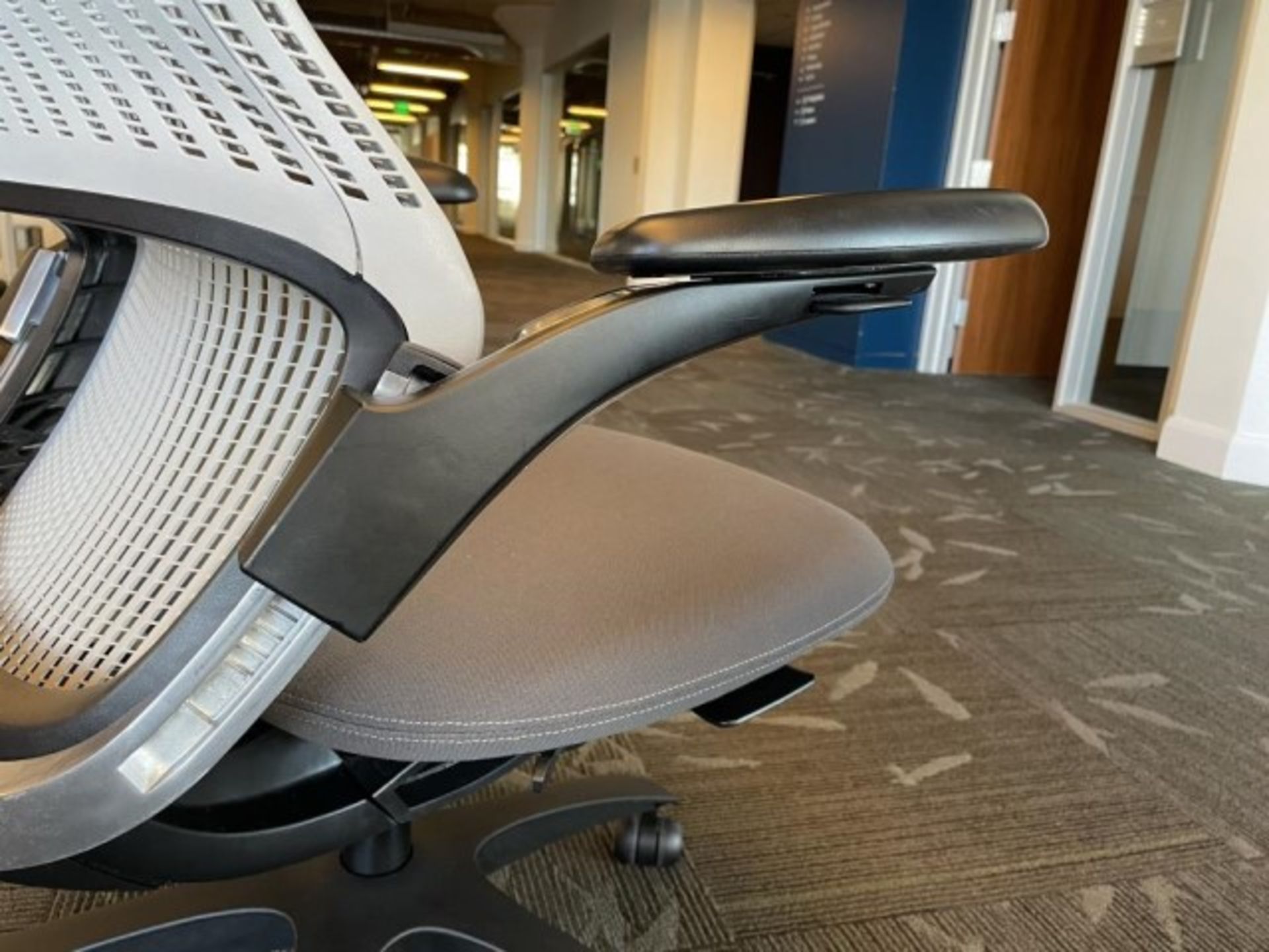 (4) Knoll Generation High Performance Task Chair - Image 3 of 11
