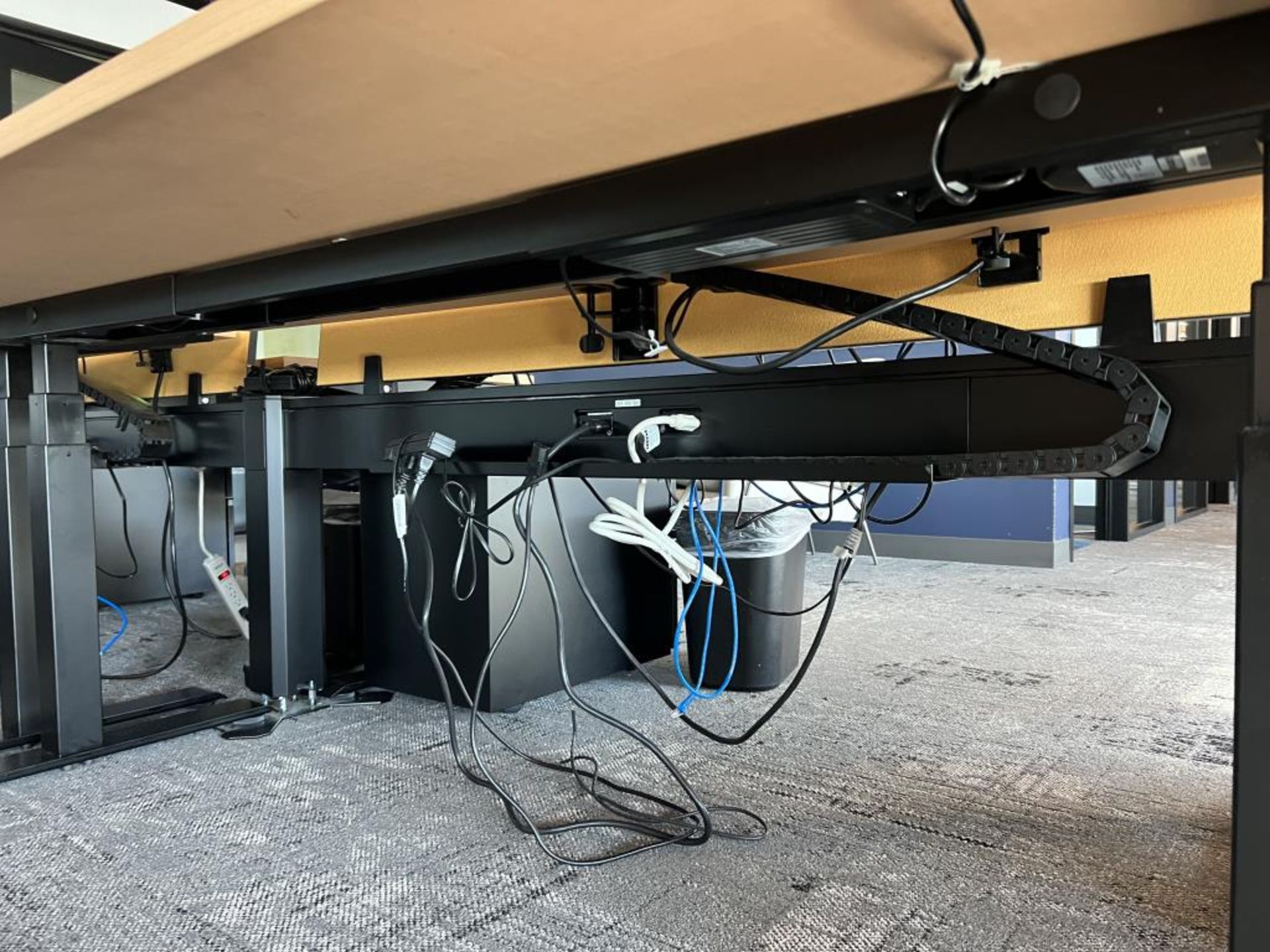 AMQ Height Adjustable Workstation - Image 3 of 5