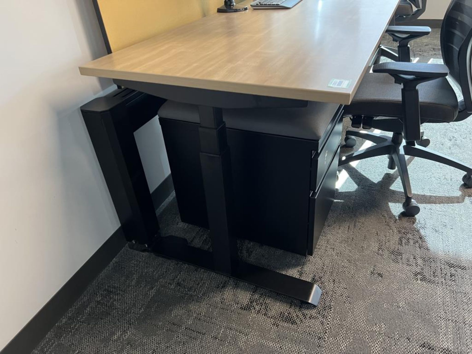 AMQ Height Adjustable Workstation - Image 3 of 7