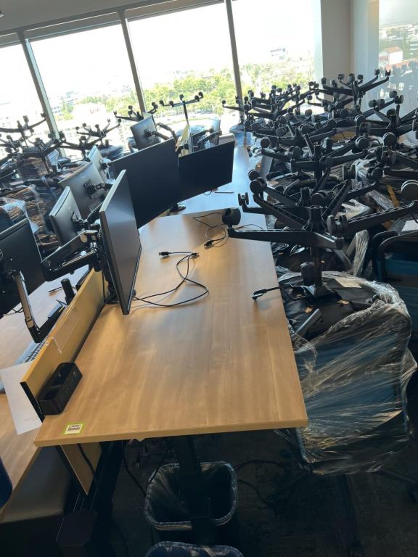 AMQ Height Adjustable Workstation - Image 4 of 9