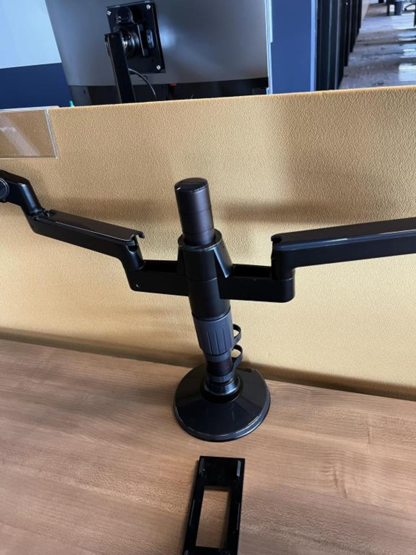 AMQ Height Adjustable Workstation - Image 5 of 5
