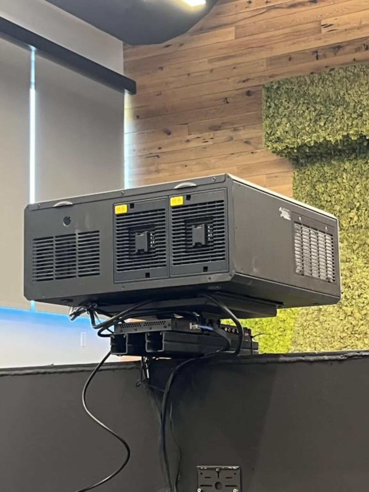 Digital Projector E-Vision 1080P - Image 2 of 5