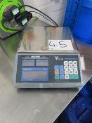 1 DigiDS-470 Digital Scale Serial No. 054174151 with 6 kg Capacity