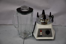 A Waring Commercial 8010EGK 1l blender with heat resistant glass container.