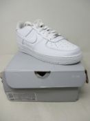 A pair of white Nike Air Force 1 LE trainers (UK 6) (Outer box damaged).