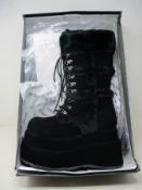 A pair of Demonia Bear 202 black platform boots (Size UK 8).
