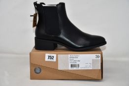 A pair of Kurt Geiger Vegan Taxon2 black ankle boots (Size 39 UK 6).