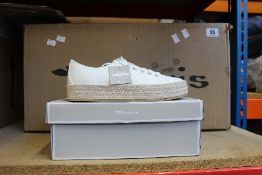 Nine boxed as new Tamaris Sneakers in Off-White (Sizes include: 1x US 5.5, 2x US 6.5, 2x US 7.5,