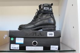 A pair of men's Replay lace boots in black/camo (41).