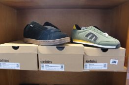 Two pairs of men's Etnies Kingpin Suede Skate Trainers in black dark grey gum (UK 12) and one pair