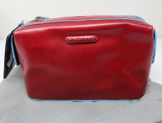 A men's as new Piquadro square wash/toiletries bag (BY3851B2/R).