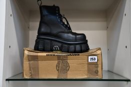 A pair of as new New Rock Platform Boots in Black Leather (Size UK 6) (Box damaged).