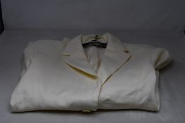 An as new Jacquemus La Veste Fresa off-white linen mix jacket (Size 360).