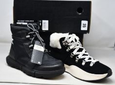 Two pairs of women's as new Sorel boots: Out N About III Conquest (UK 6) and Explorer II Carnival