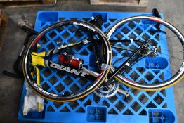 A pre-owned Giant 2003 OCR Compact road/trail bike (May be incomplete, viewing advised).