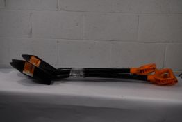 Four Fiskars Metal Pointed Spades 117cm