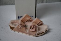A pair of Kid's Arizona Shearling fur lined light Rose Birkenstocks (Size UK 11.5 (28) )