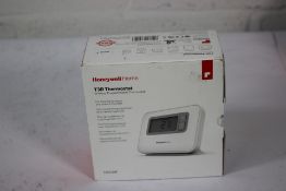 A Honeywell Home T3R Thermostat wireless programable for heating and boilers (On/Off) (Outer box dir